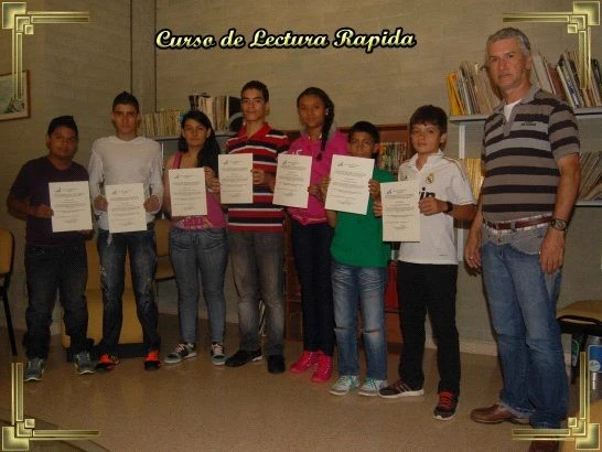 Estudiantes de la vereda Encenillos con su certificado del curso de lectura rápida